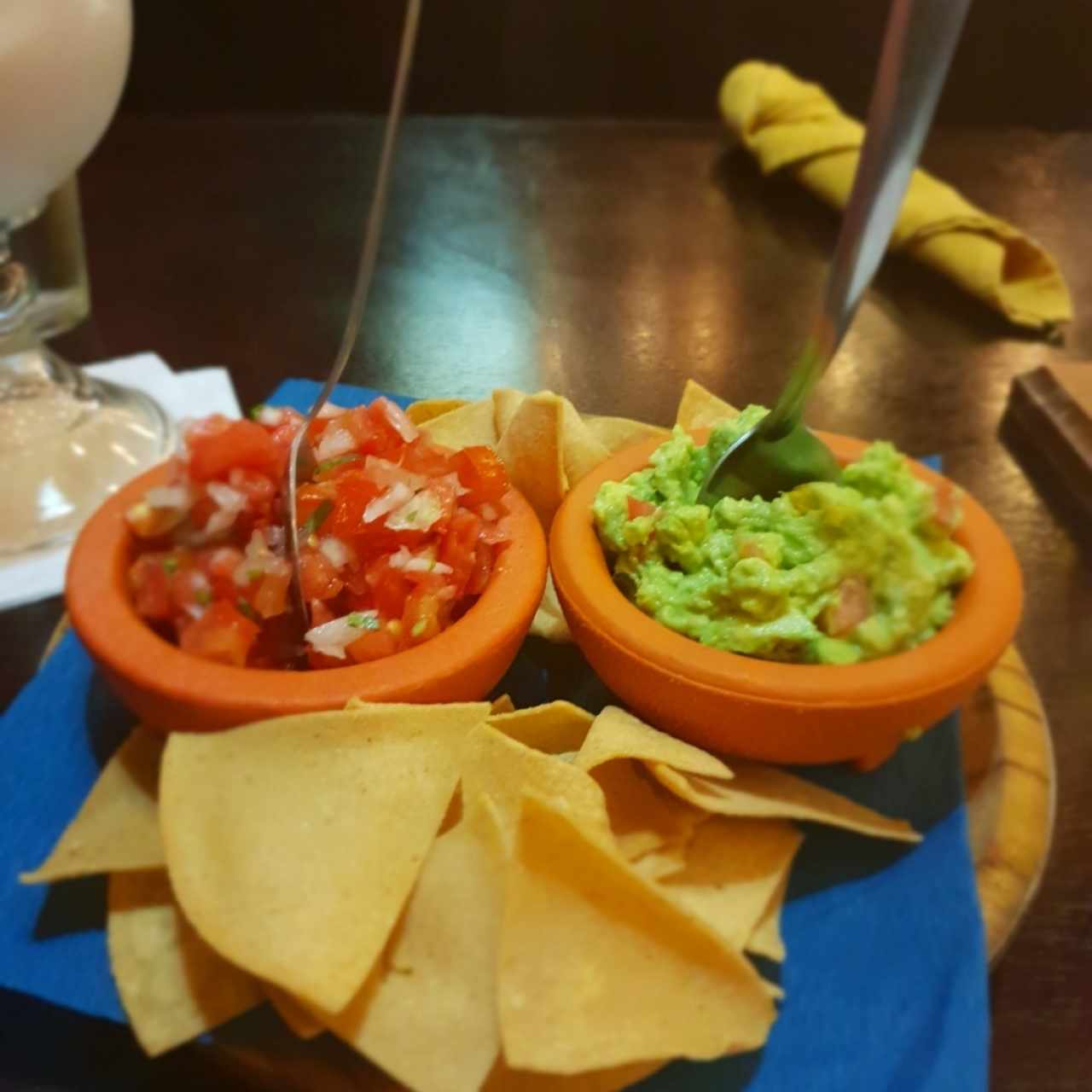 totopos de guacamole y pico de gallo