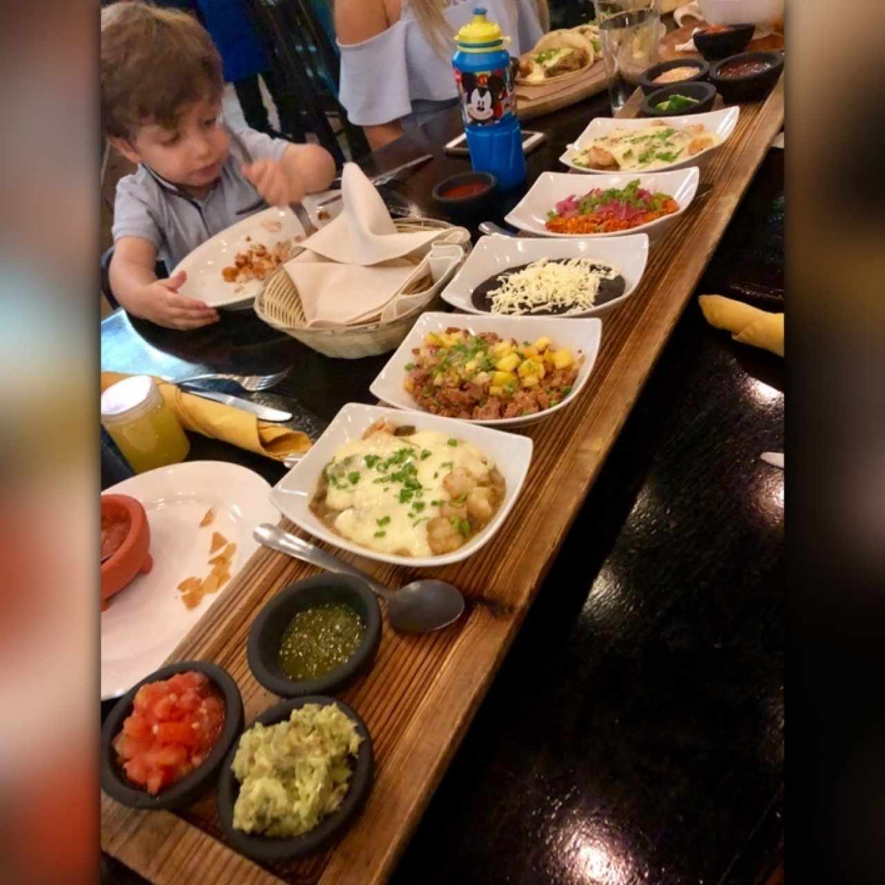 Taco Fiesta, segun el Menu para 2personas pero facilmente comen 3 (con un adicional de Tortillas) 