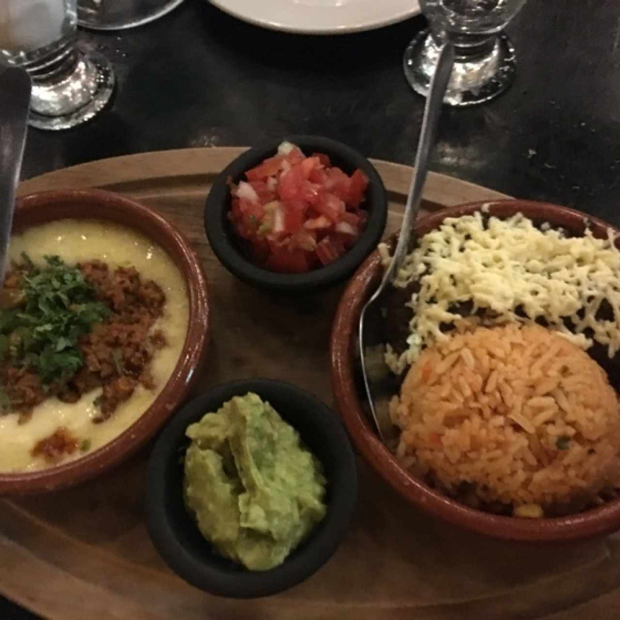 Queso Fundido con Chotizo arroz y guacamole