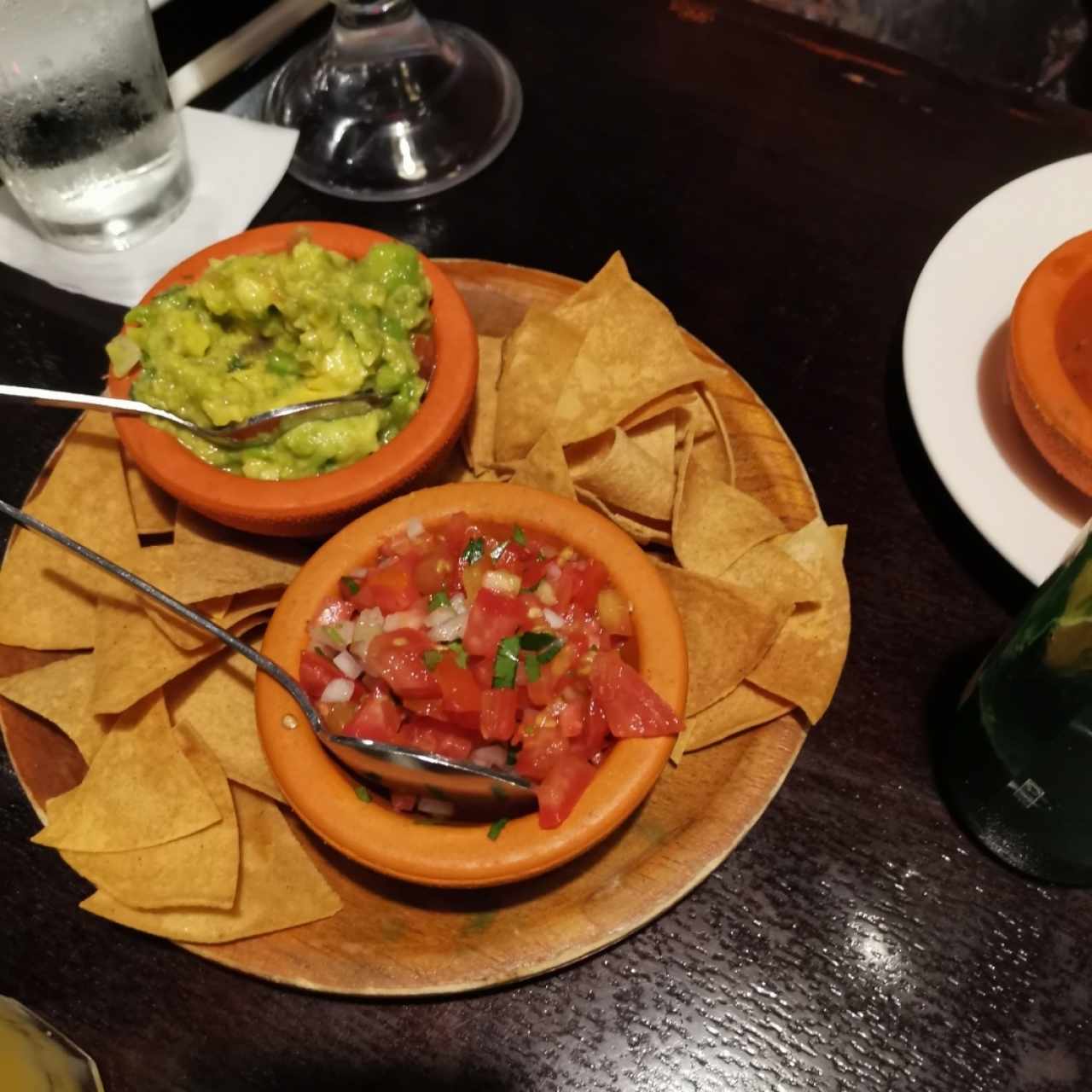 Totopos, Salsa y Guacamole