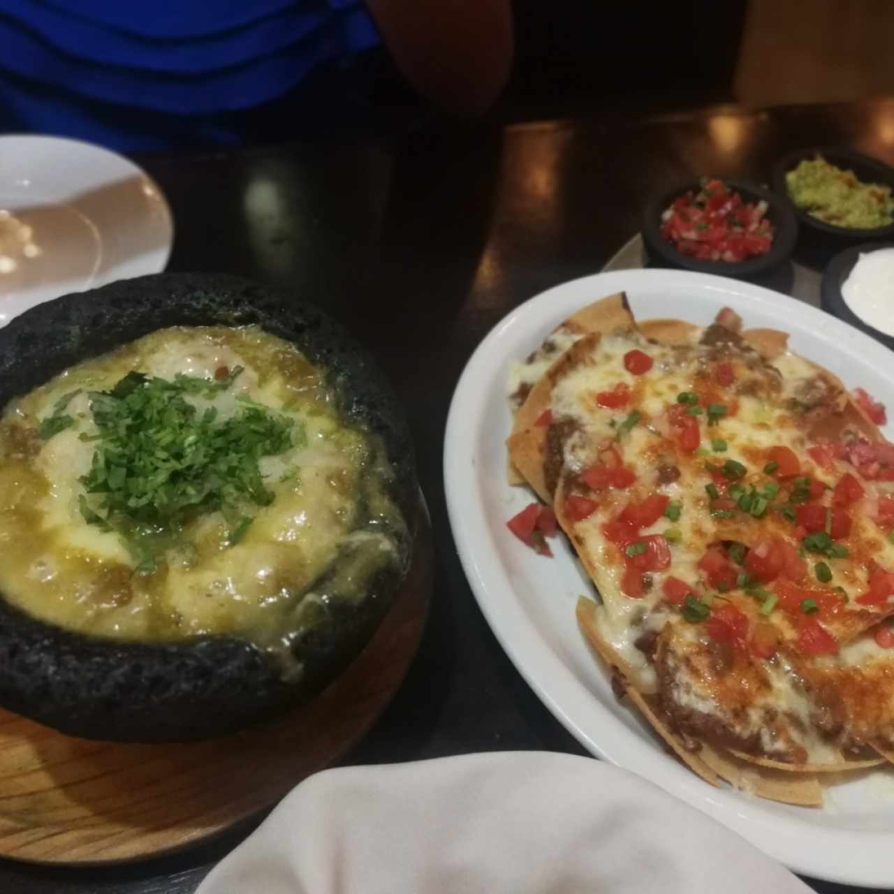 nachos y queso derredito con salsa verde y chicharrón