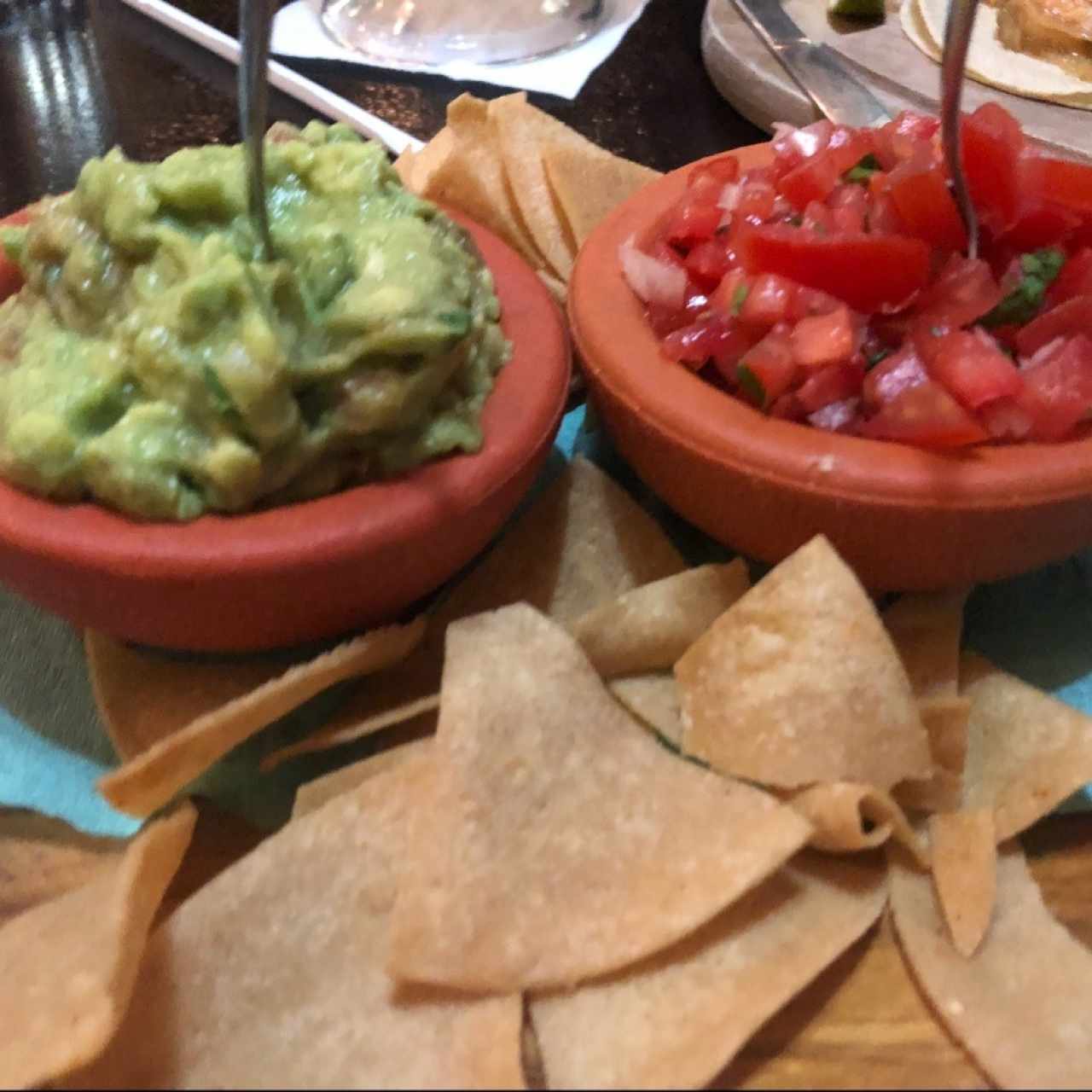 Guacamole, salsa y totopos