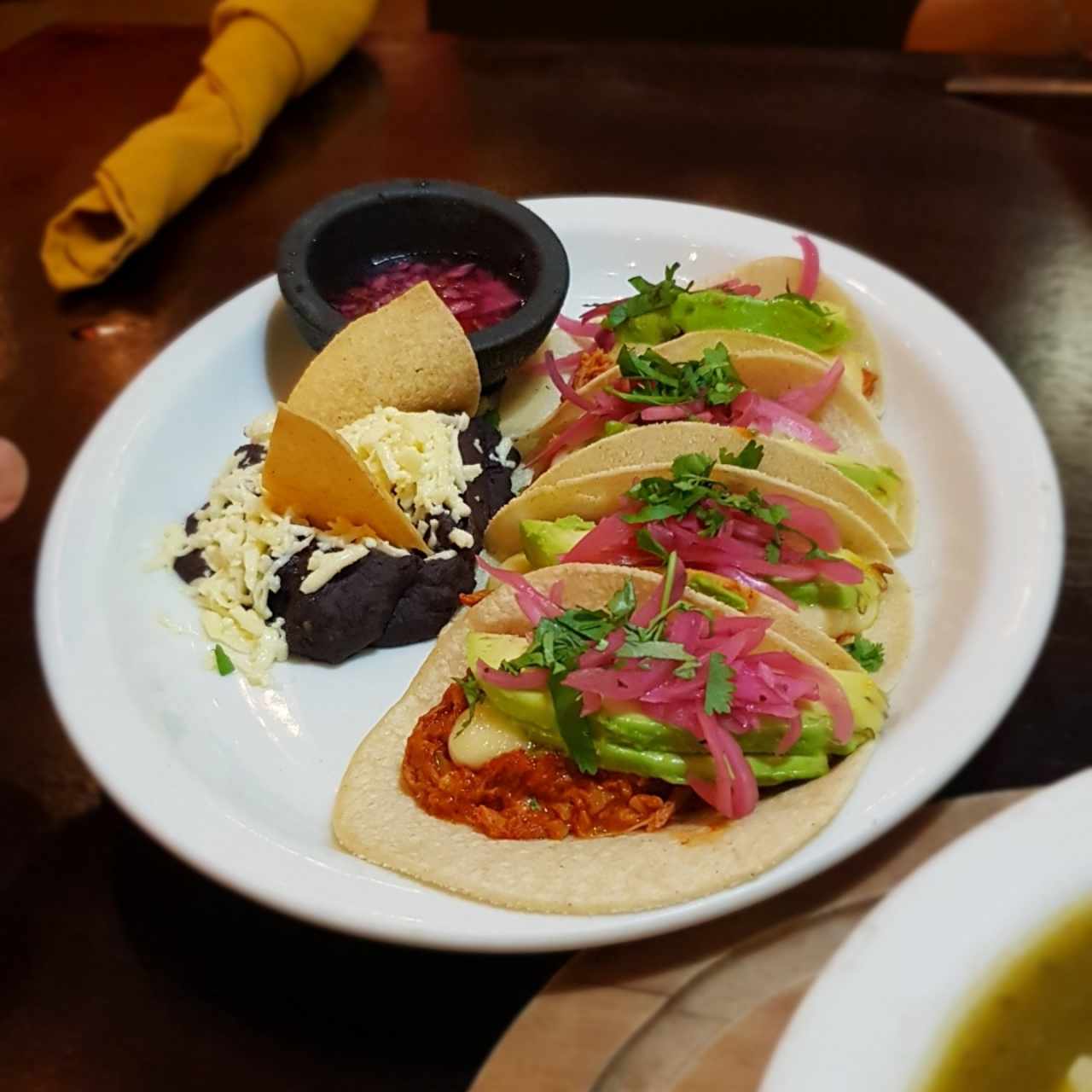 Tacos Cochinita Pibil con Aguacate y Queso