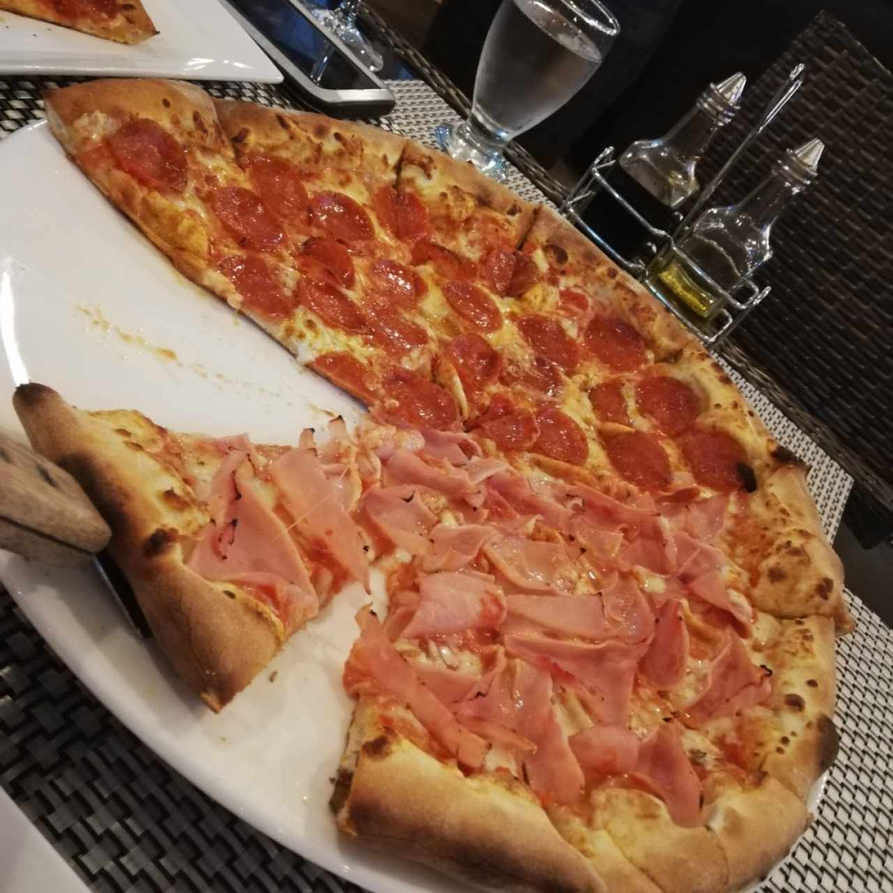 Pizza de mitad jamón mitad peperoni