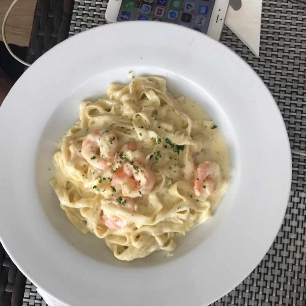 pasta con camarones en salsa blanca.