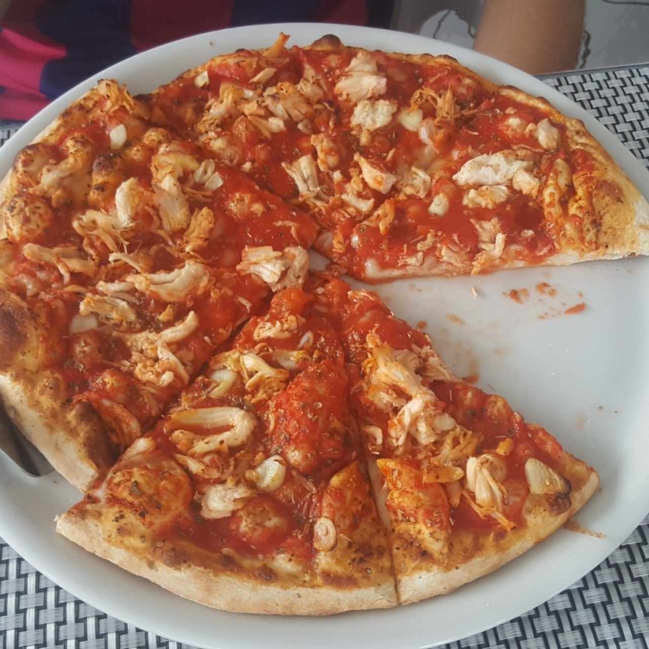 Pizza Marinara $6.50, con Pollo Adicional $3.00