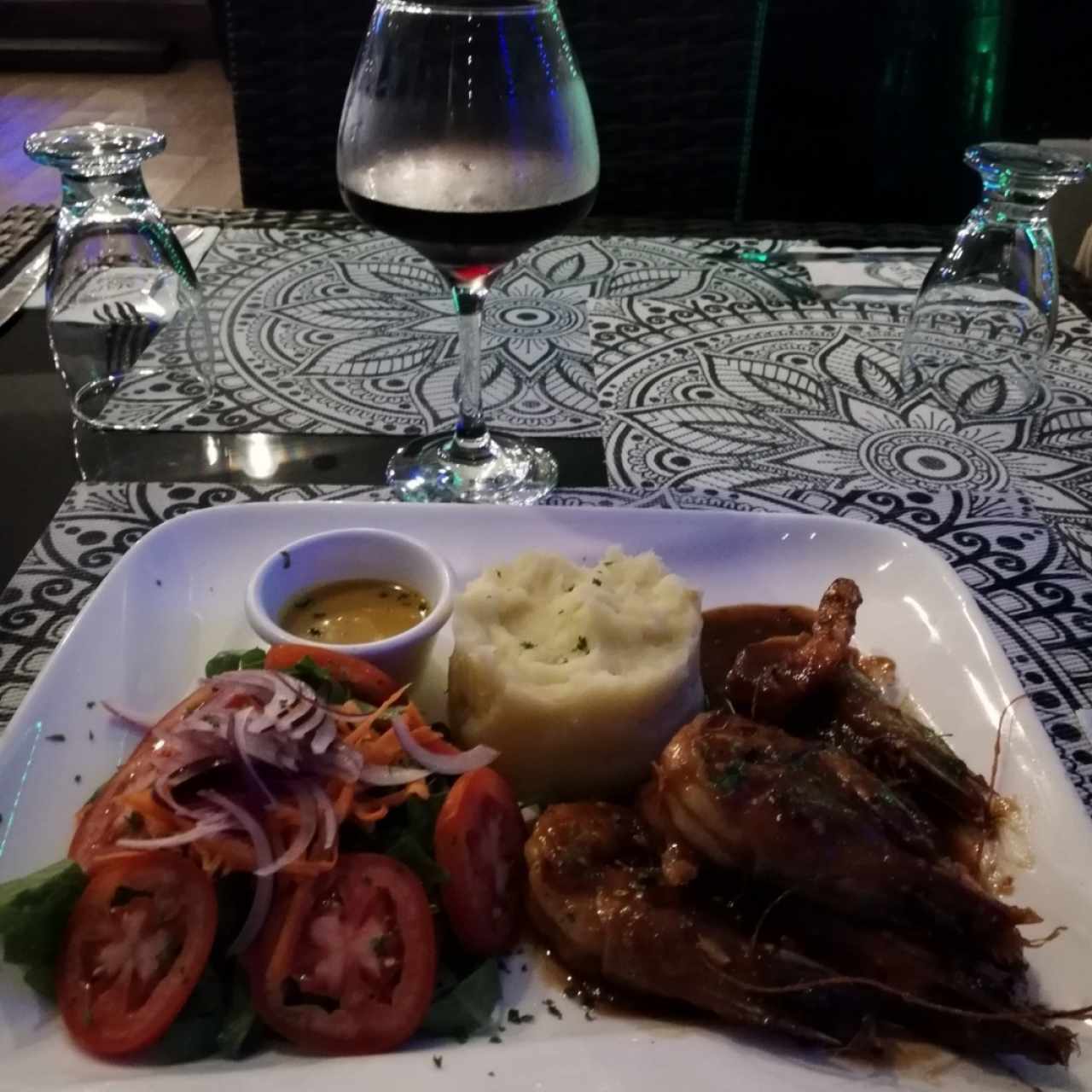 Langostinos en salsa de tamarindo picante con ensalada mixta y pure