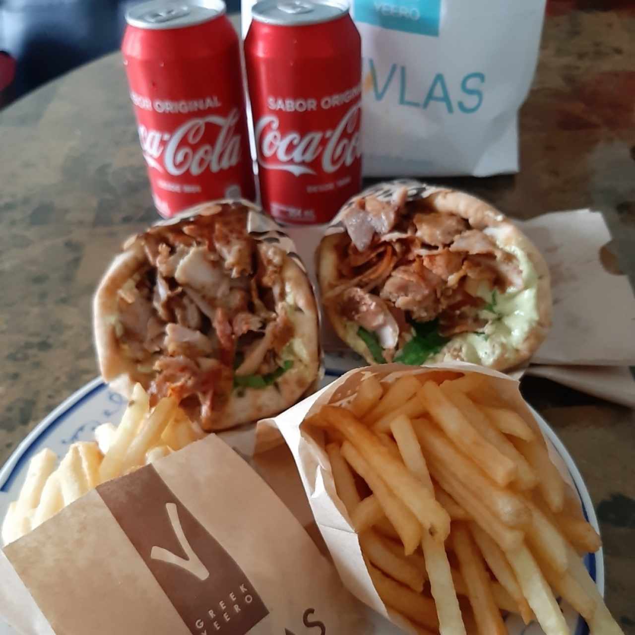 Pita de pollo Súper divino y las papas muy buenas también y más si es con una persona especial