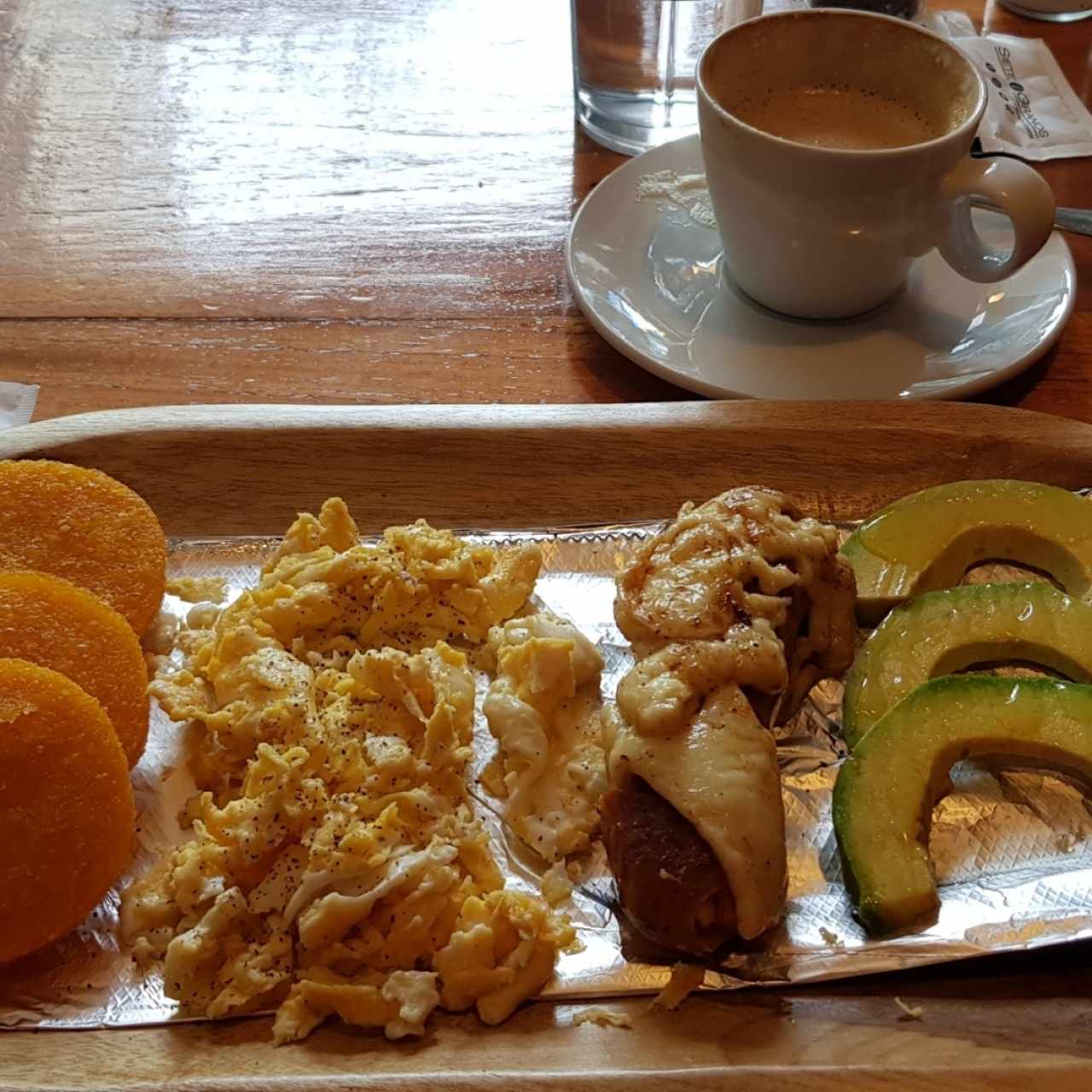 Desayuno Tipico con Cafe Latte