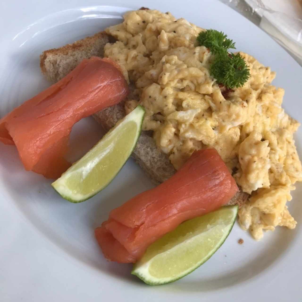 Desayuno de huevos con pan y salmon