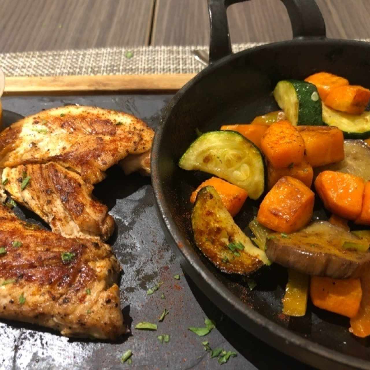 Pollo con vegetales rostizados
