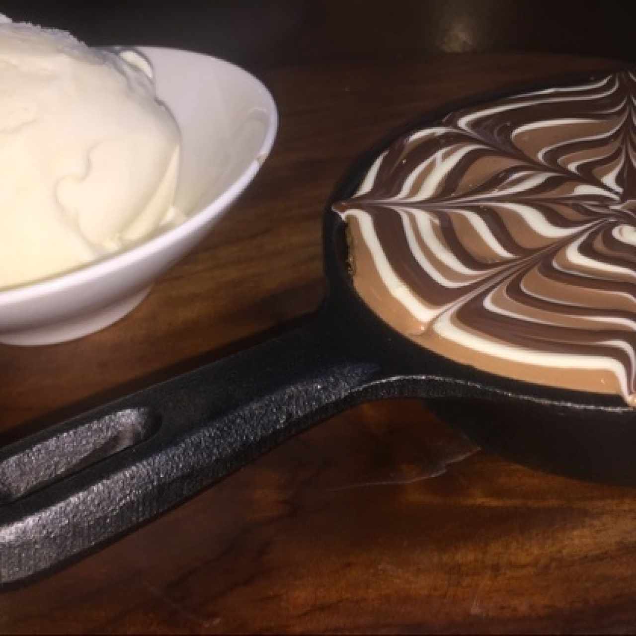 Galleta cubierta de chocolate con helado!