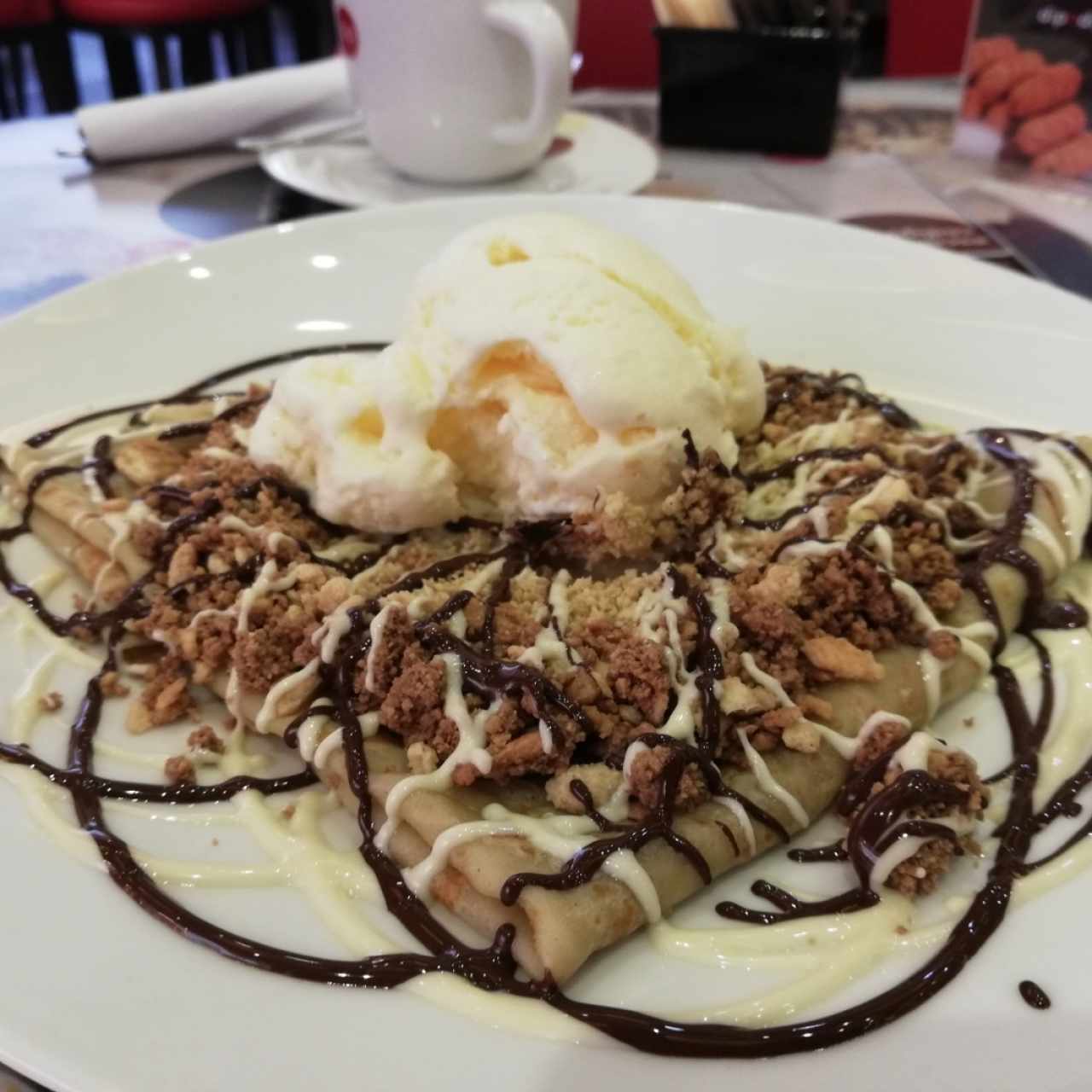 crepe con helado de vainilla, galletas, chocolate y leche condensada
