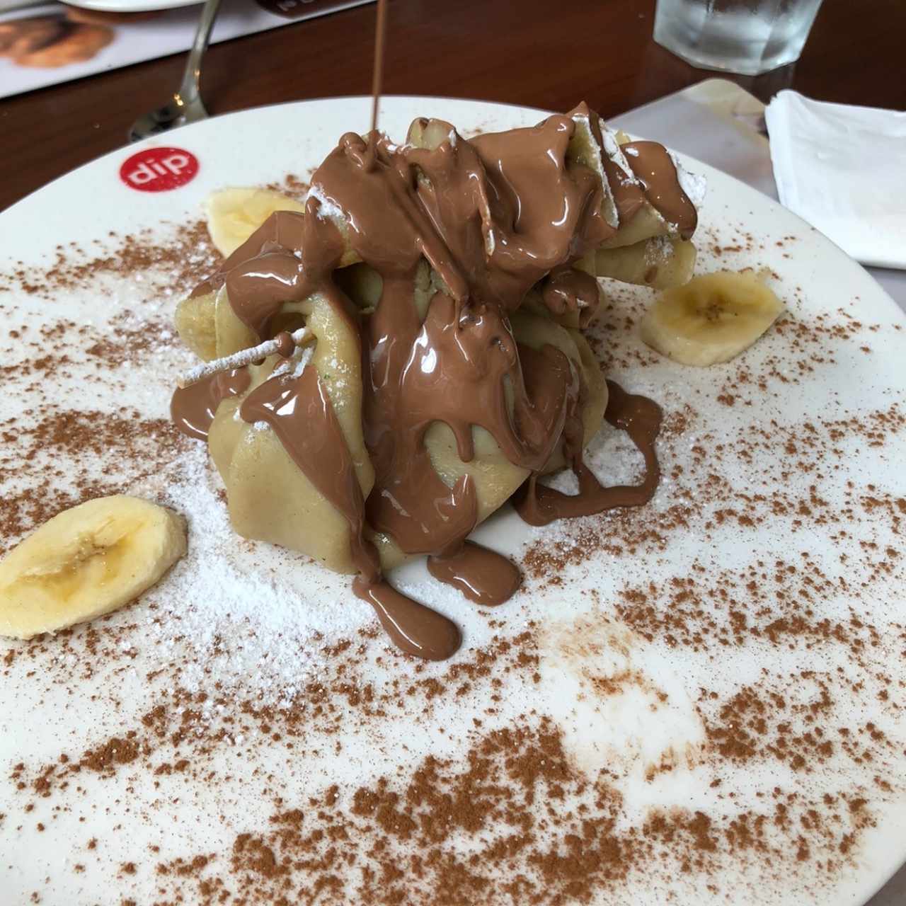 Crepes con helado, banano y chocolate caliente.