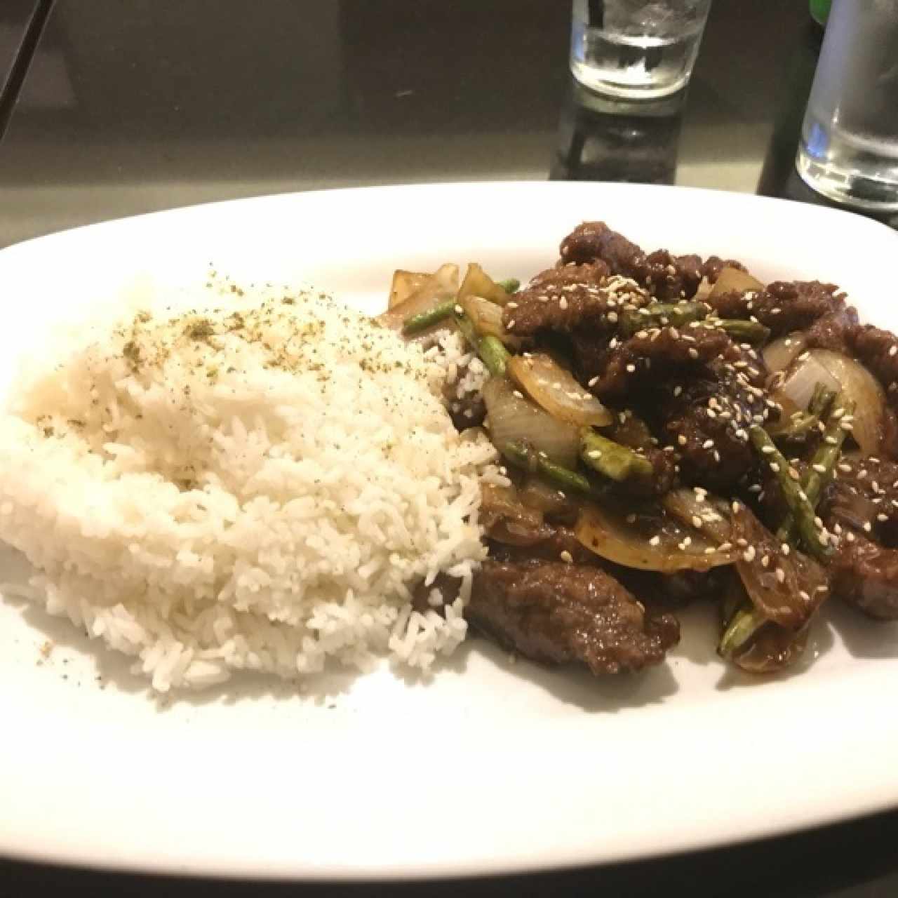 Mongolian Beef con arroz de jazmín