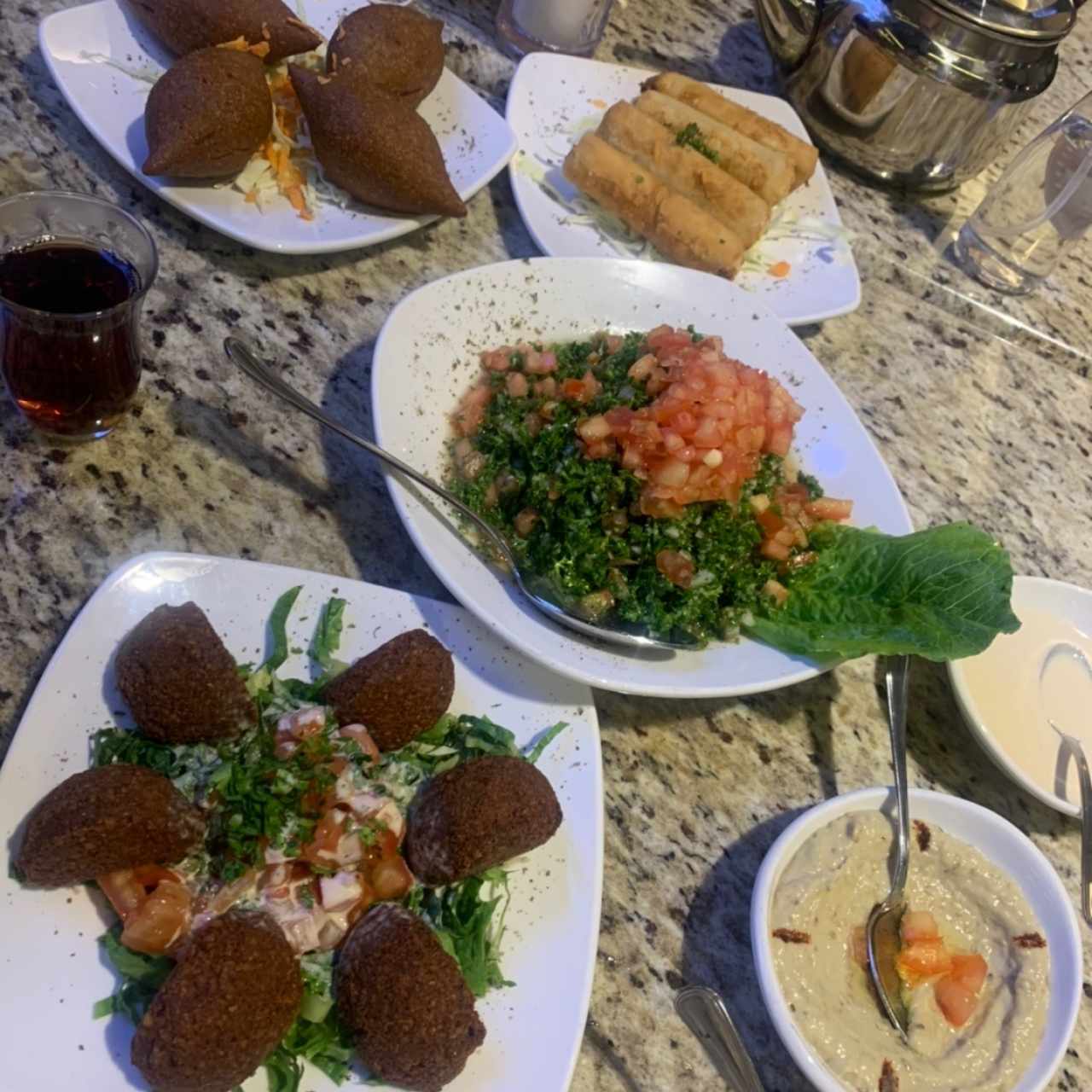 Ensaladas - Ensalada Tabulé, falafel, sambukse, cremas 
