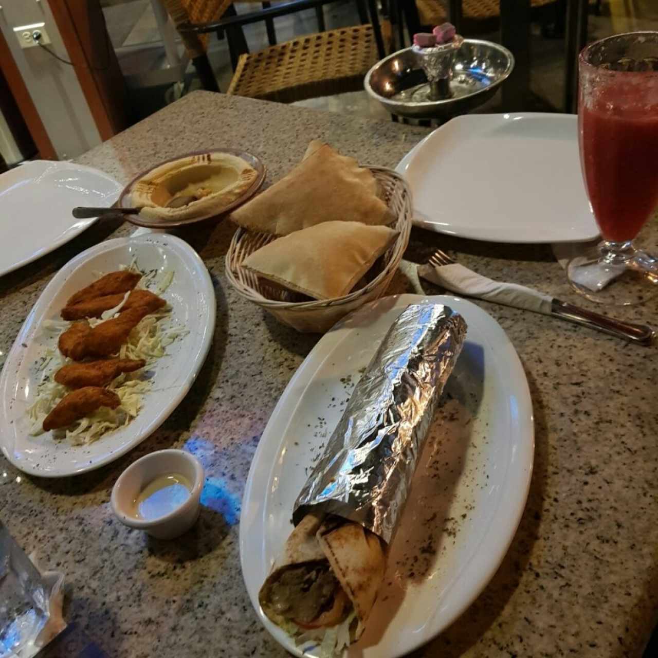 El mejor Hummus, deditos de pollo, jugo de sandia y un rico shawarma de pollo 