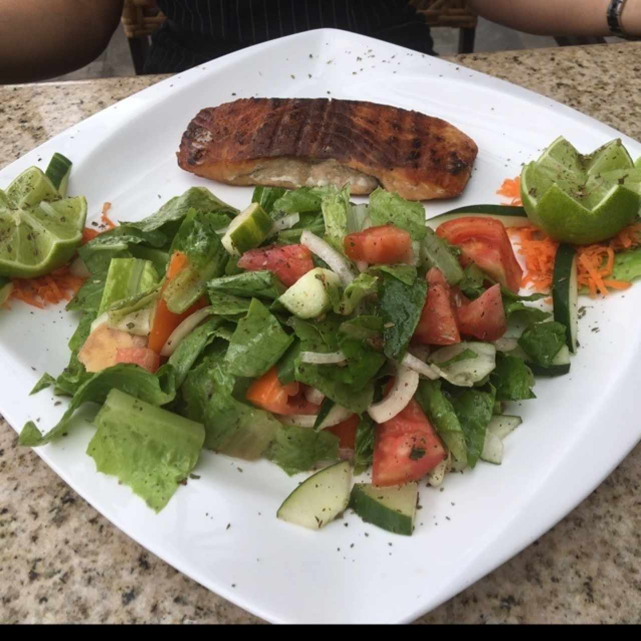 salmon con ensalada 