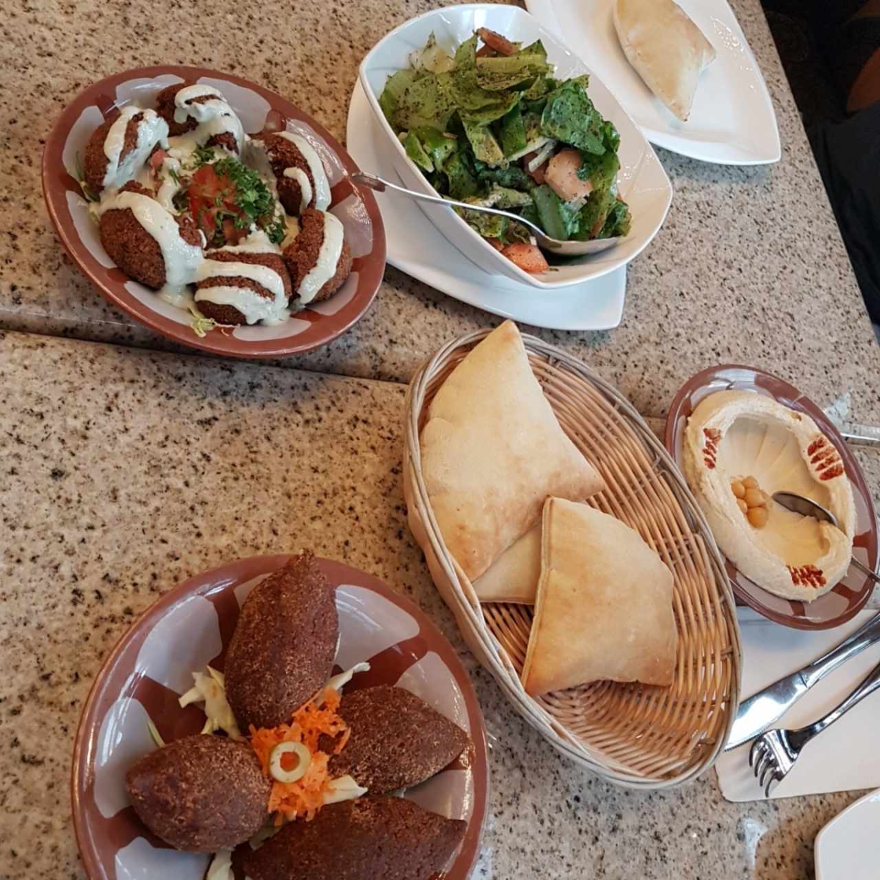 Ensalada Fattoush, Kibbeh, Falafel, orden de Pita y Hummus