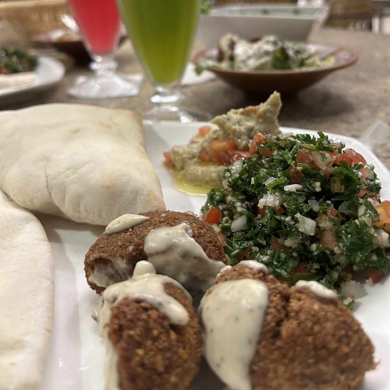 Entradas Libanesas - pan pita, falafel y tabule 