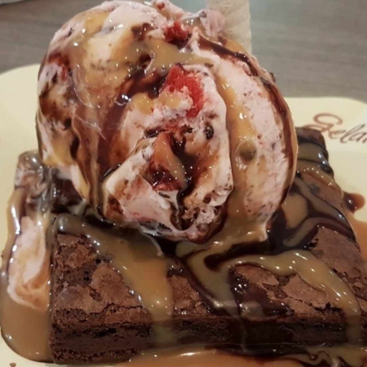 Brownie con helado