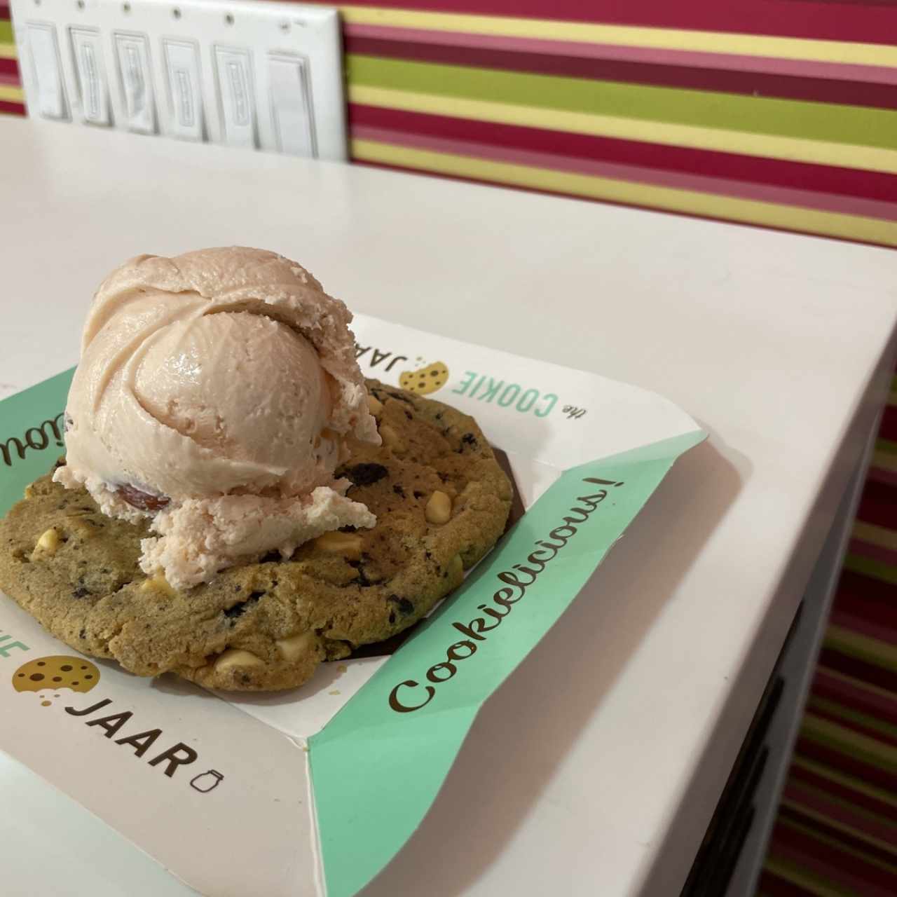 Galleta de Cookies’n Cream con helado de Amaretto