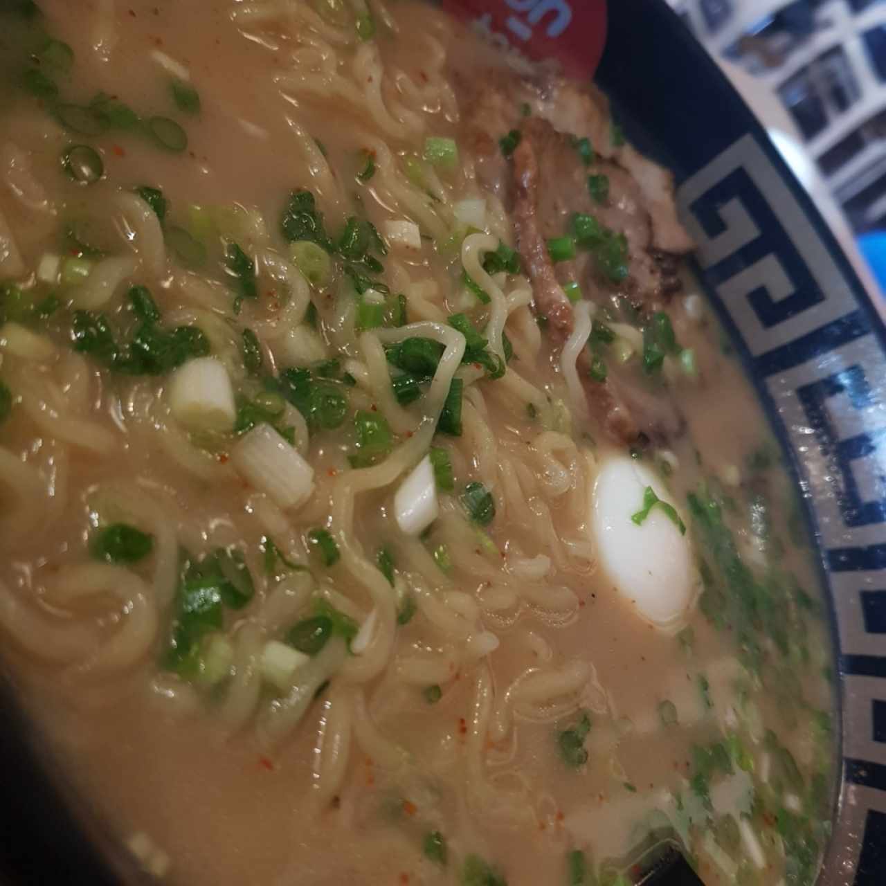 delicioso ramen original, lo mejor esque en esta sucursal te preguntan si lo deseas picante y te dan el huevo entero aparte para que puedas partirlo y sea más facil comerlo, DELI!