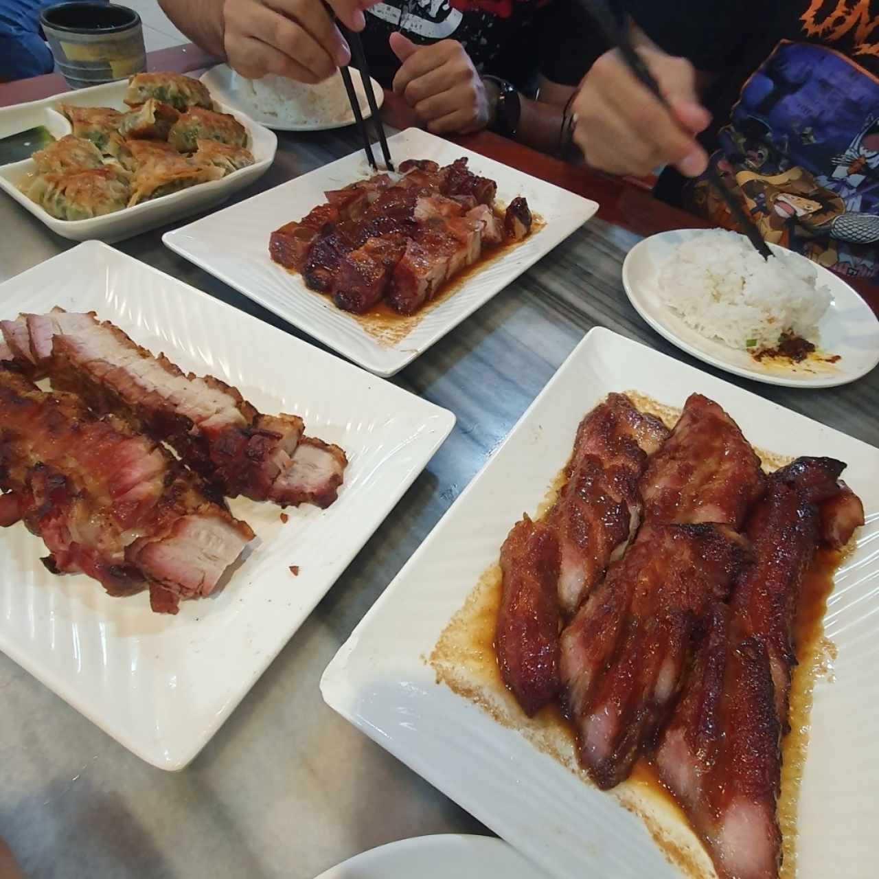 puerco liso, costillas, puerco asado, dumpling de puerco con cebollina