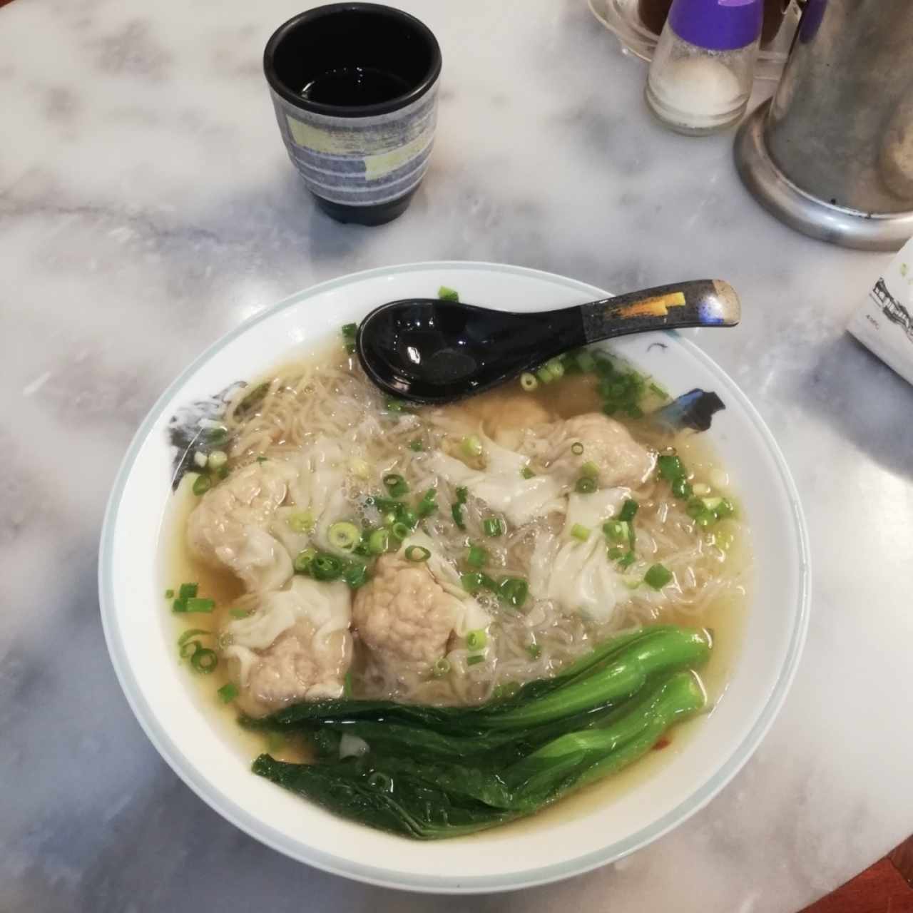 sopa de wanton de puerco con fideo de arroz