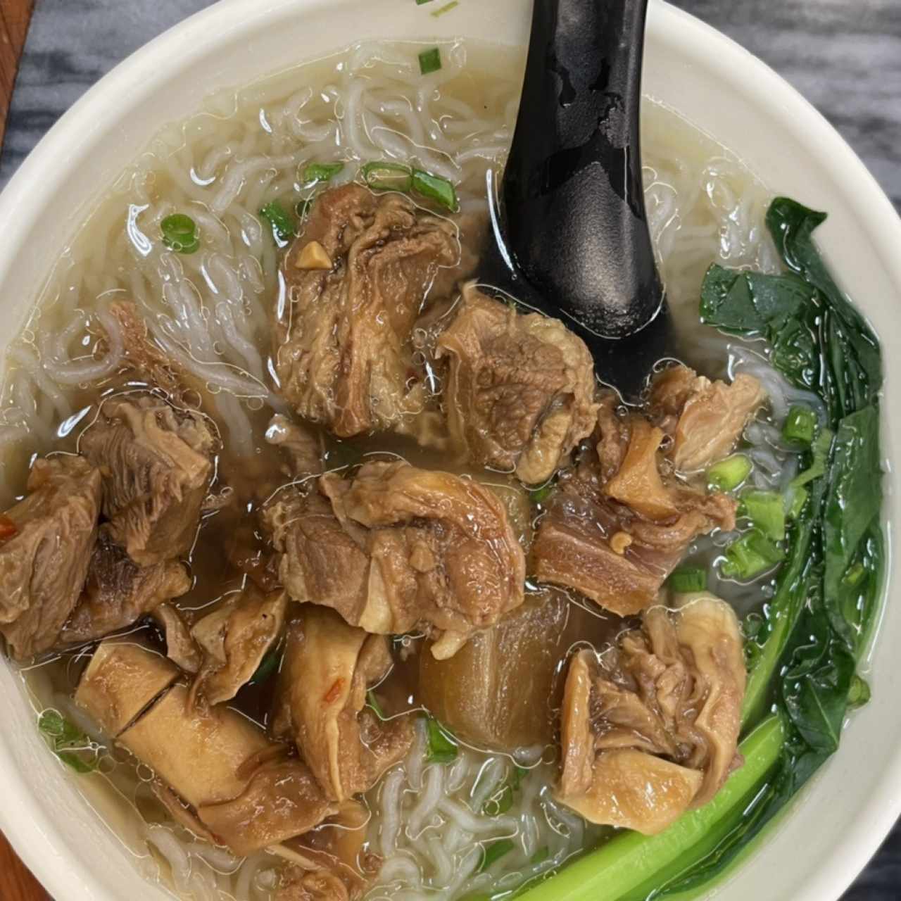 Sopa de falda con fideo de arroz