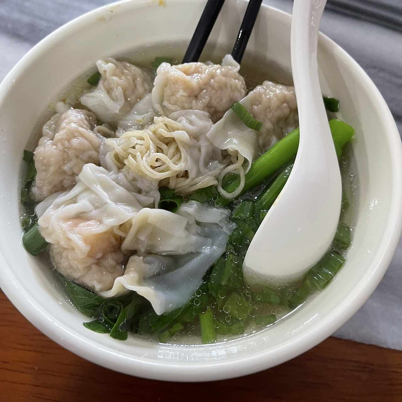 Sopa de wanton con fideos