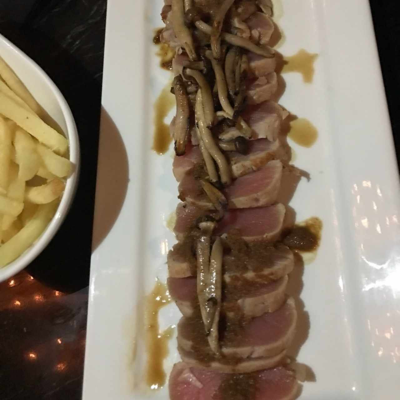 Tataki de atun y papas fritas trufadas