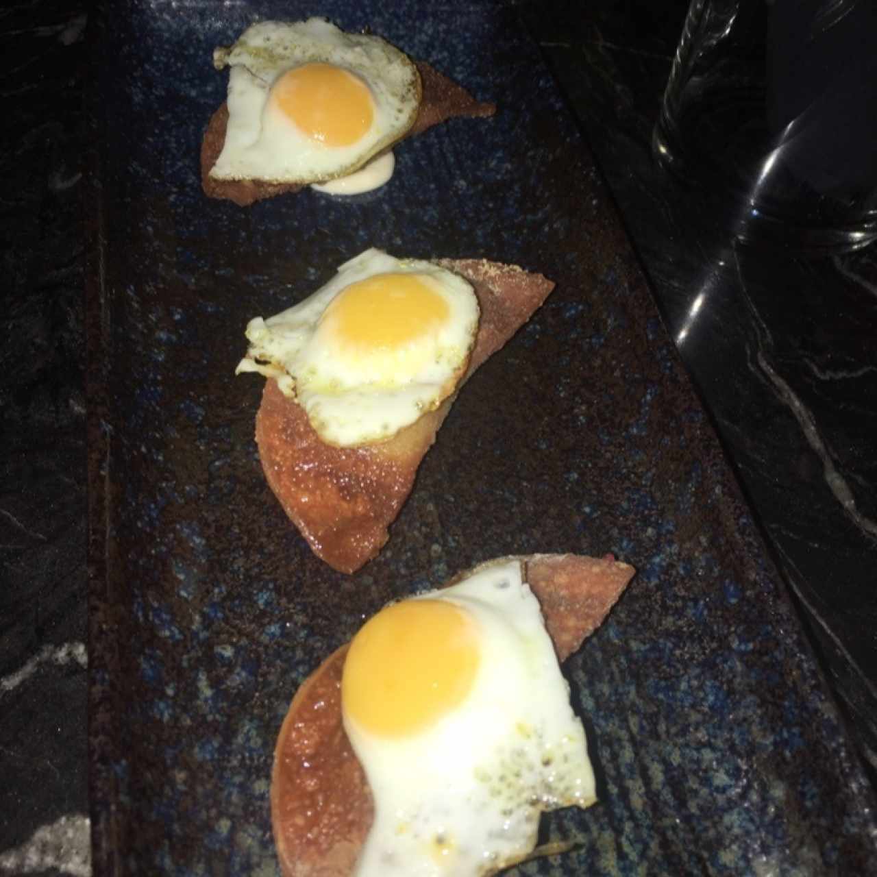 Gyozas de maduro y huevo de codorniz con aceite de trufas