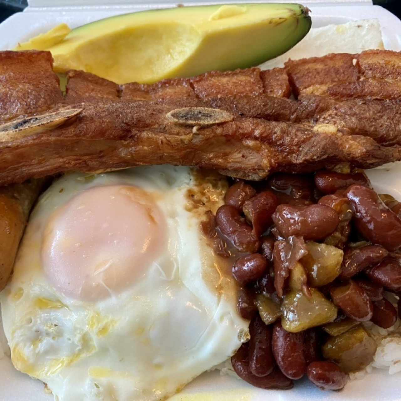 Bandeja paisa con frijoles 