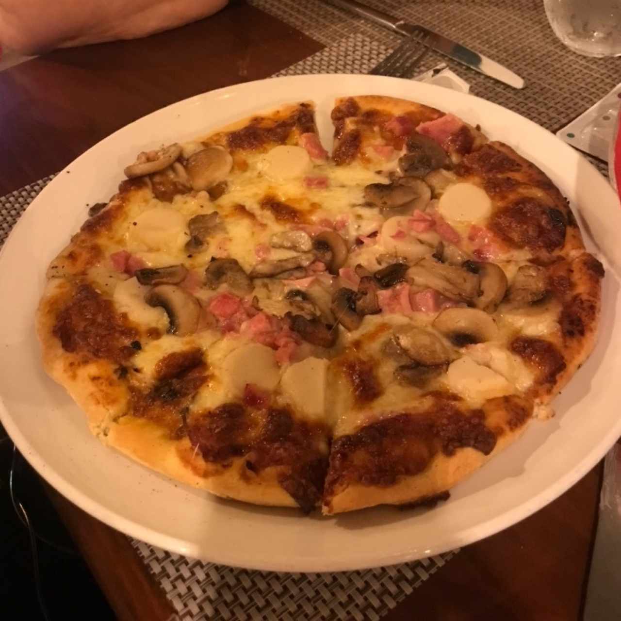 Pizza de jamón y hongos 