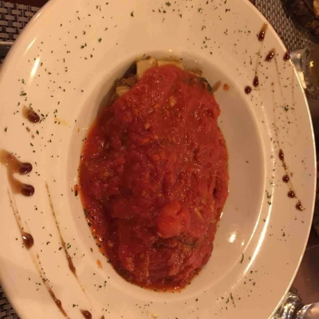 lasagna de carne en salsa roja