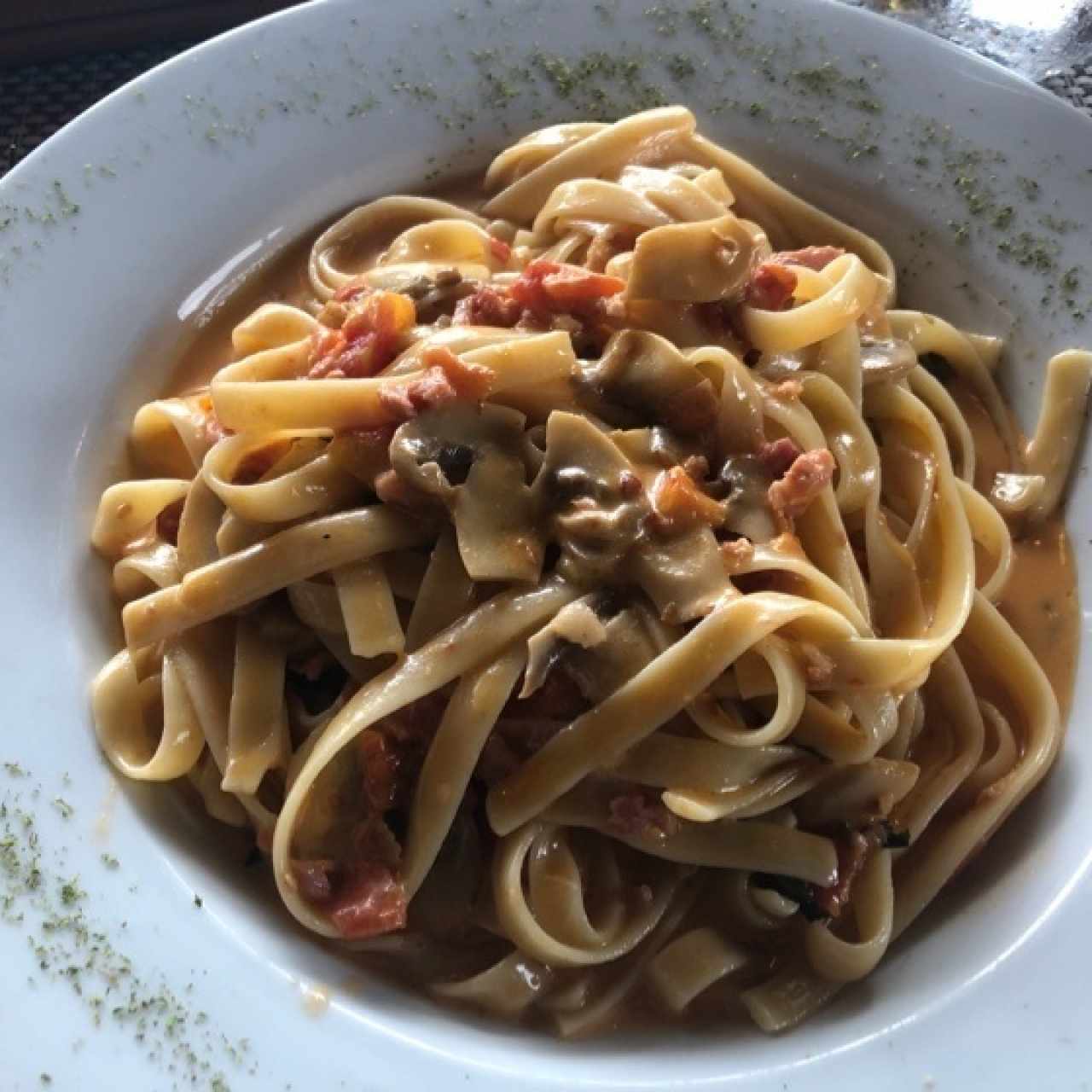 pasta con salmon y tomate