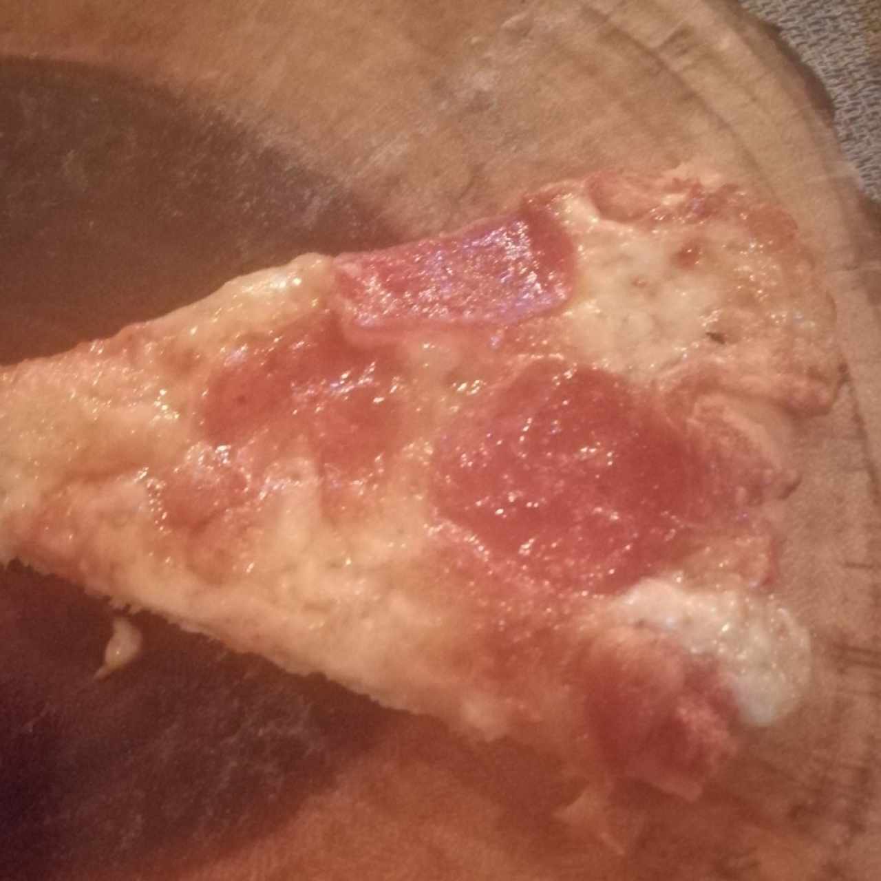 pizza servida en tronco como palto