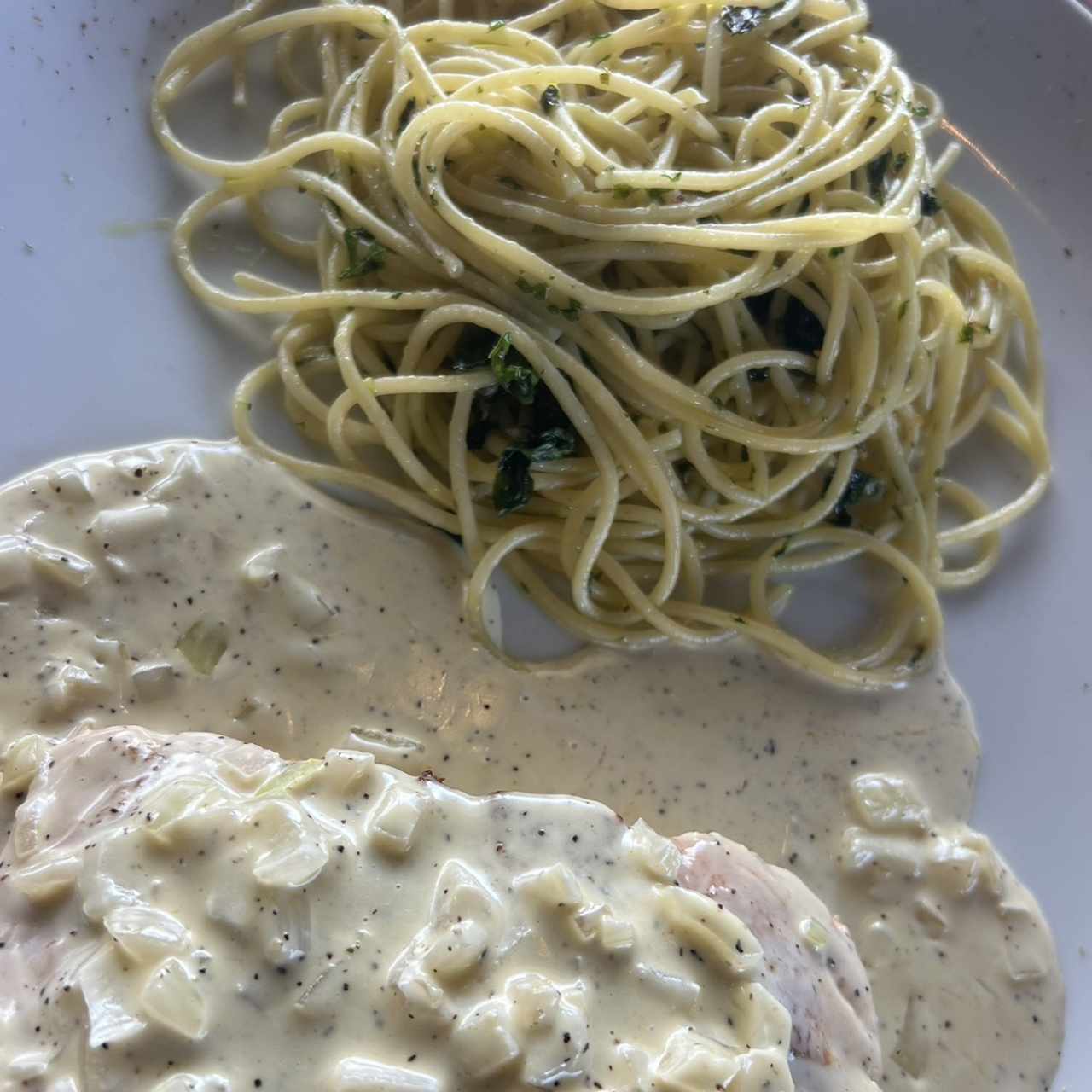 Salmon con pasta al óleo 