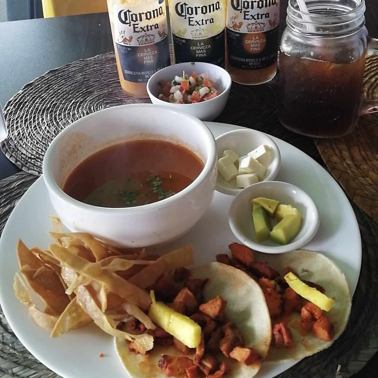 Tacos y sopa Azteca