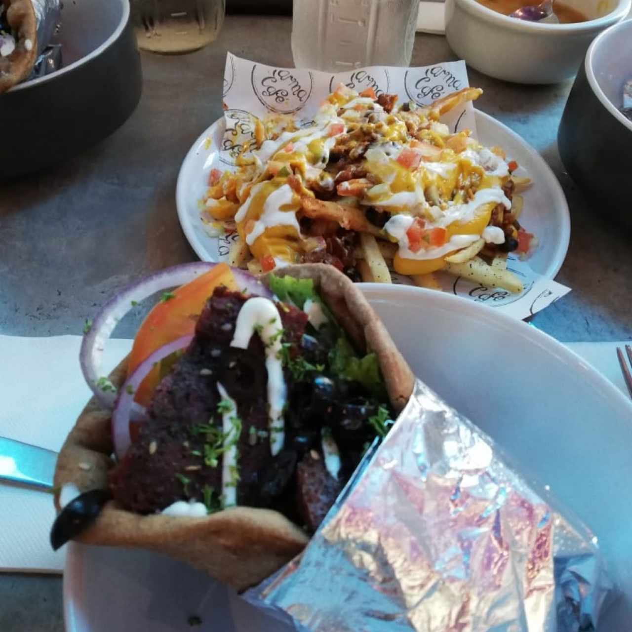 Gyro de “Kordero” con K. y chili Fries