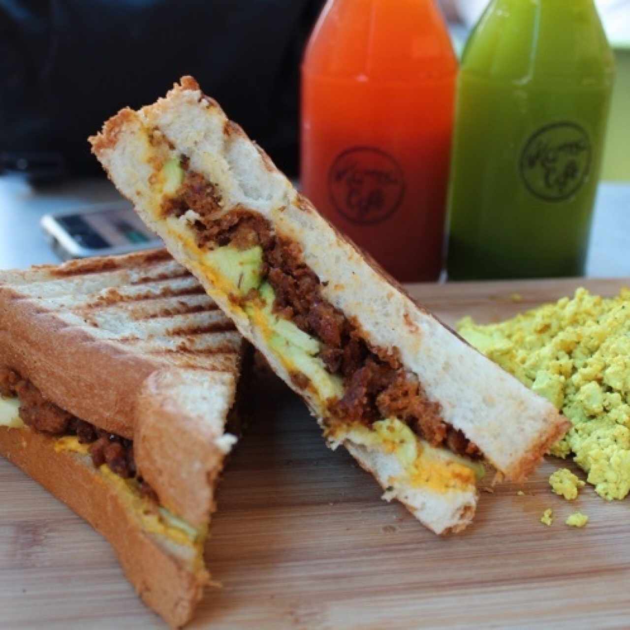 Sandwich de Desayuno y tofu revuelto