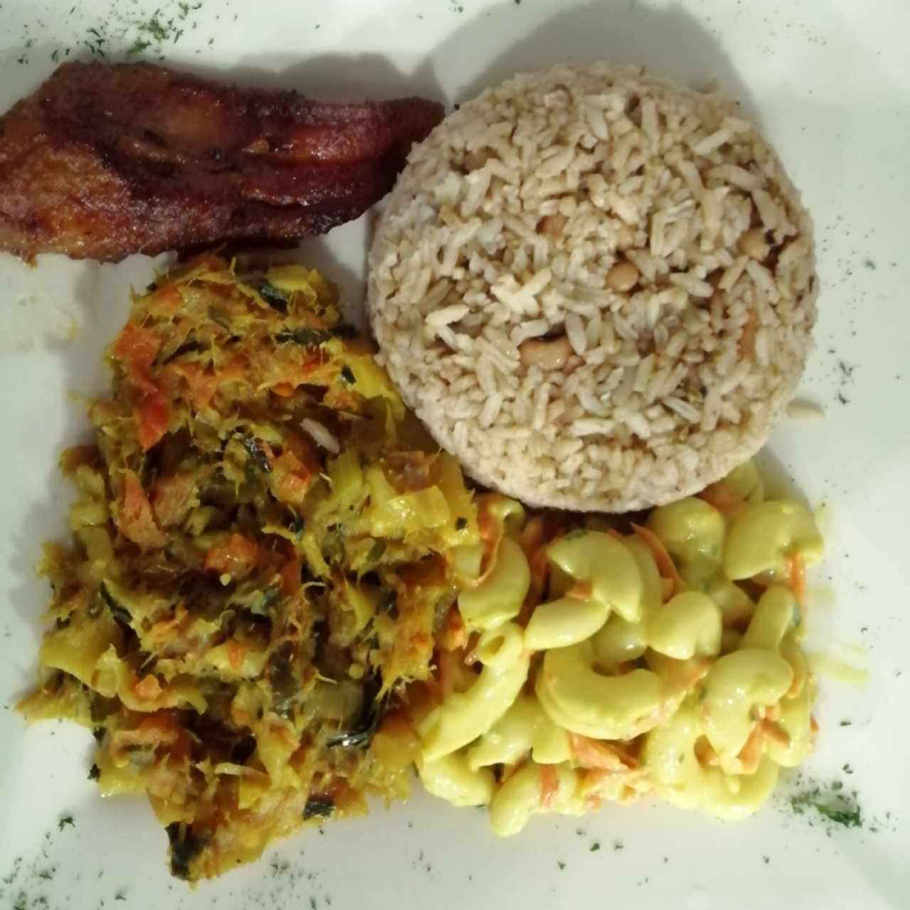 Arroz con coco, tajada, ensalada de coditos y bacalao