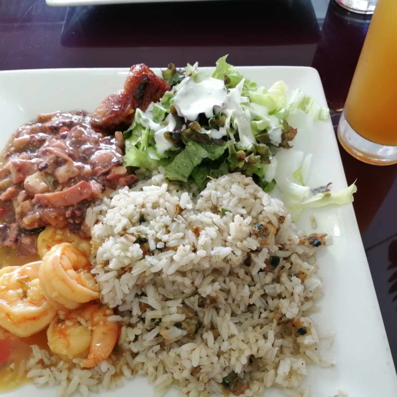 Menú Ejecutivo: Pulpo, camarones, arroz con almejas, ensalada, tajada y chicha de naranja con raspadura