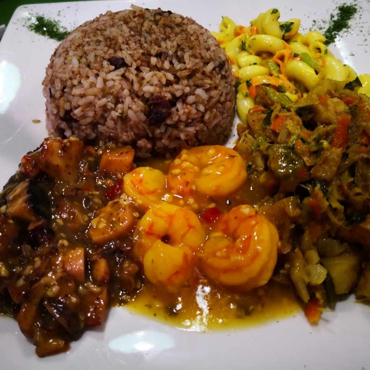 3 en 1. pulpo, camarones y bacalao con arroz con frijoles