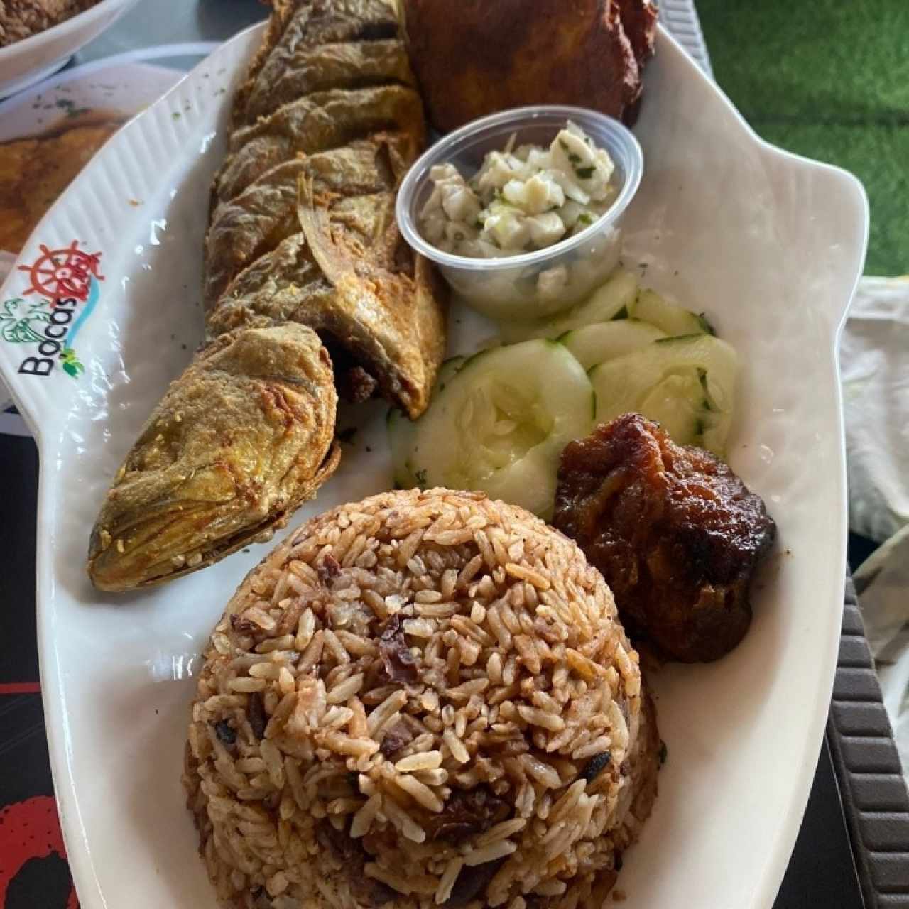 corvina frita con ceviche y plátano en tentacion