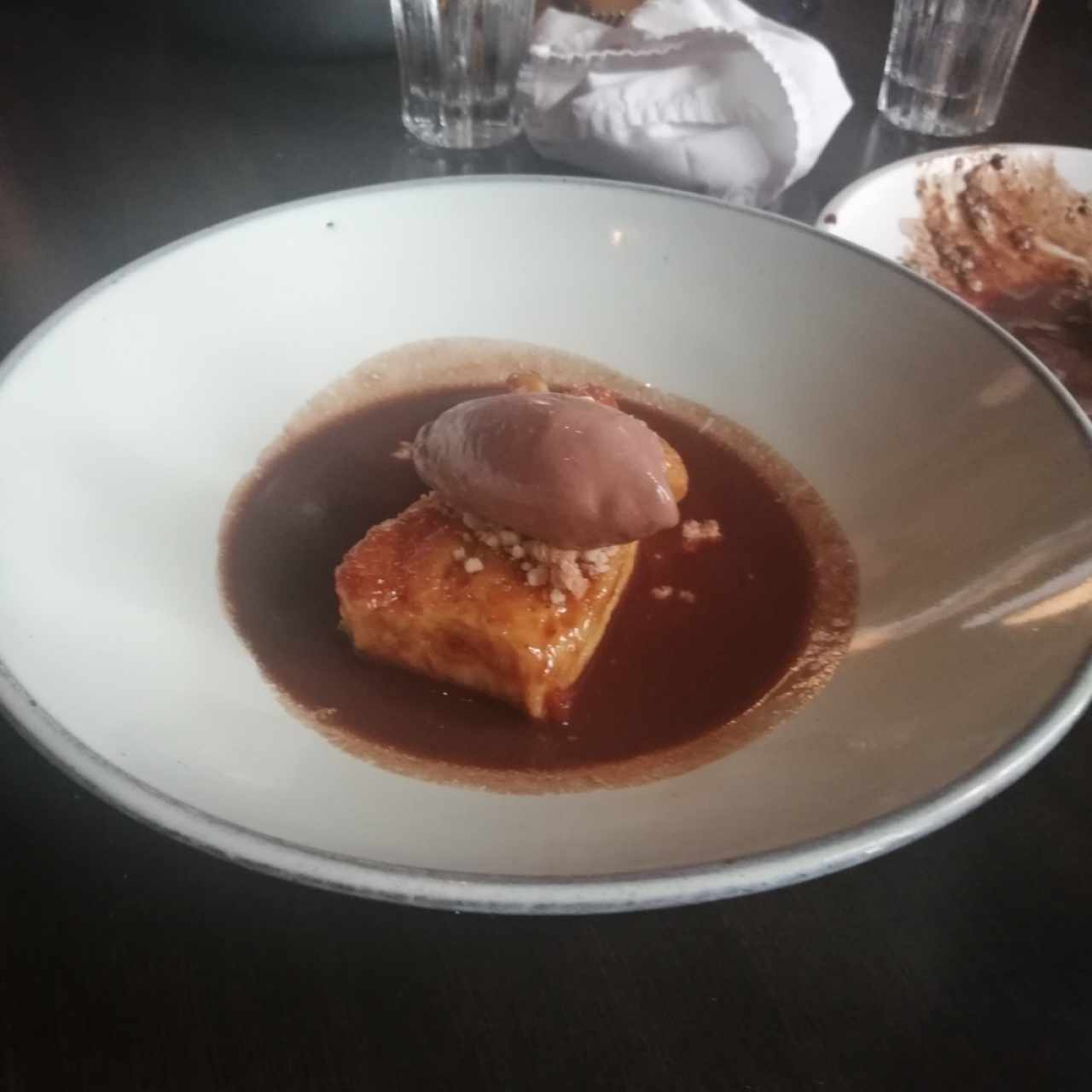 Pan escondido en sopa de chocolate
