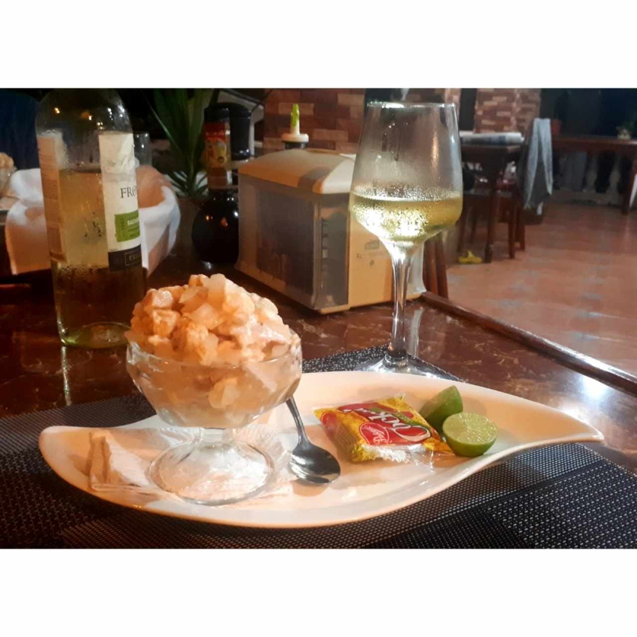 ceviche de corvina con una copa de vino blanco Sauvignon Blanc