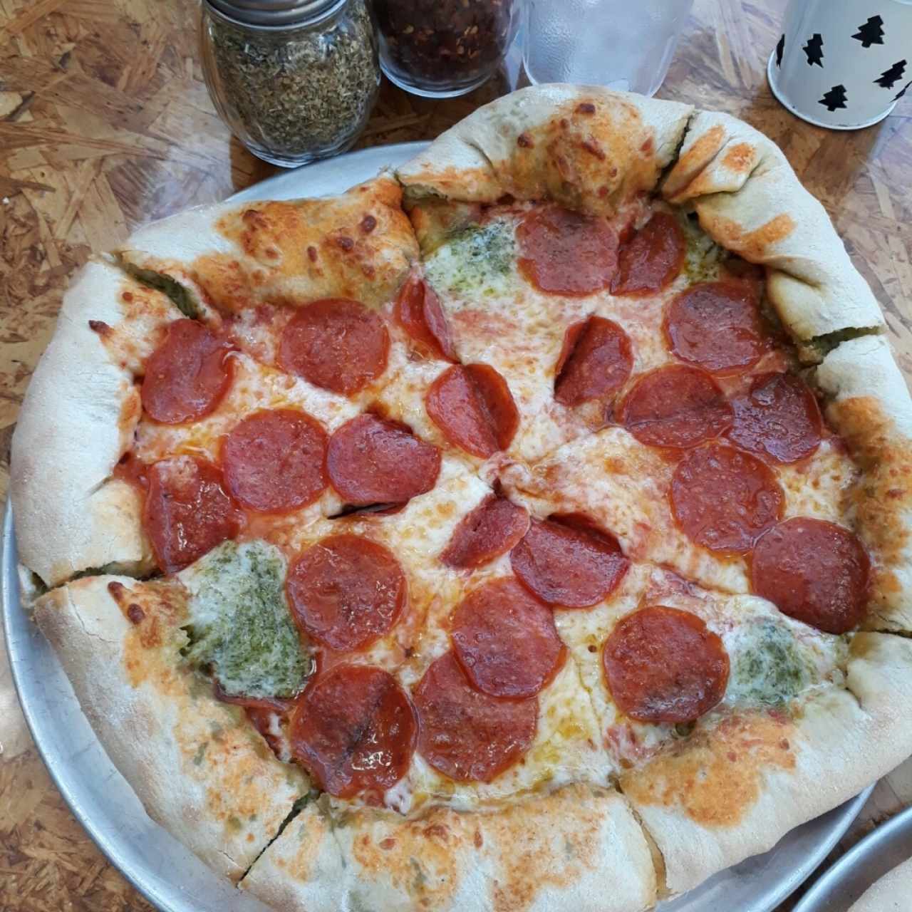 Pizza de Peperoni con borde de Pesto y Queso