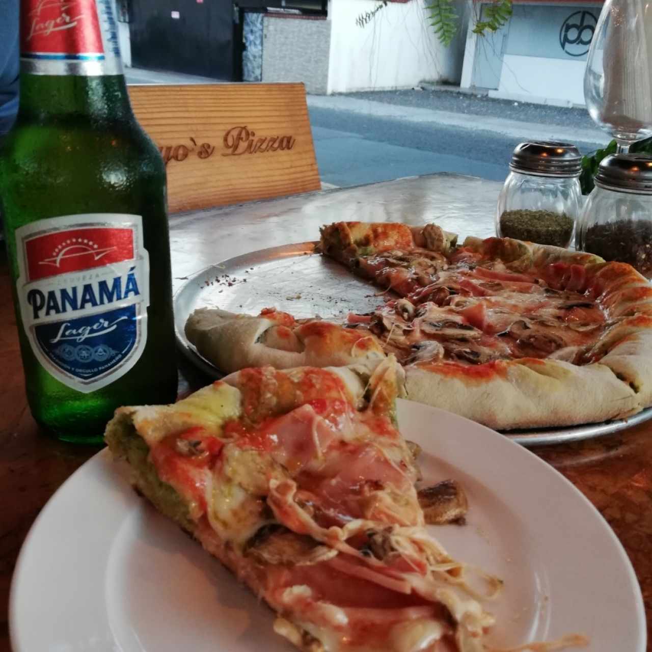 Pizza jamón y champiñones con borde de pesto y mozzarella